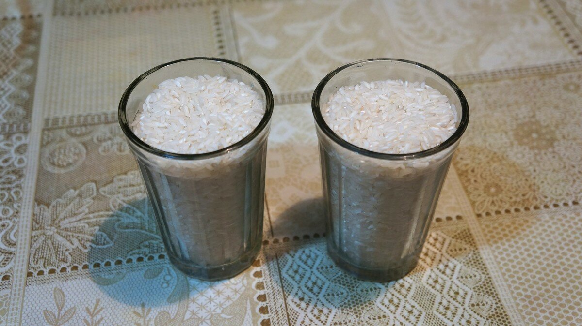 Плов 2 стакана риса. Рисовый стаканчик. На 1 стакан риса 2 стакана воды. Воды на стакан риса. Полтора стакана.