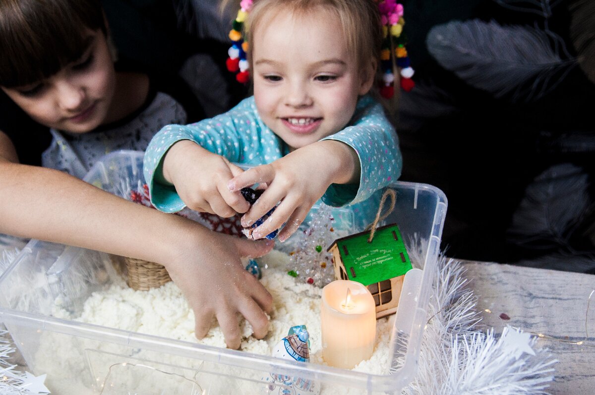 Чем занять детей надолго: делаем искусственный снег и коробку чудес