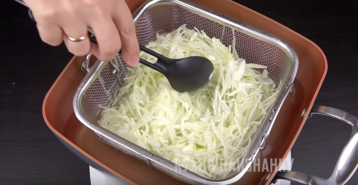 Капустные оладьи - рецепт в духовке: съедают всё!