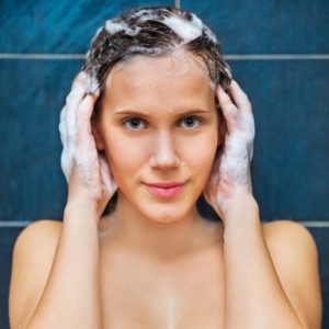 Как мыть голову правильно: советы трихолога