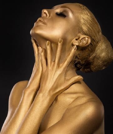 Самодельная золотая маска обменяет ваши 50 лет на 35