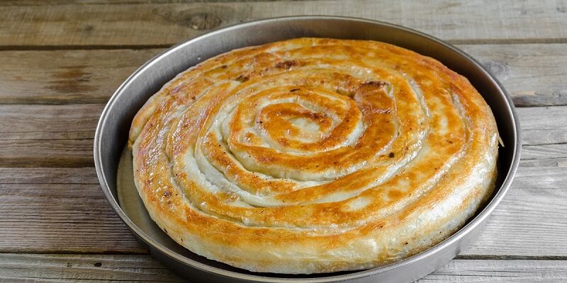 Шикарный мясной пирог наспех: никакой возни с тестом — его просто нет