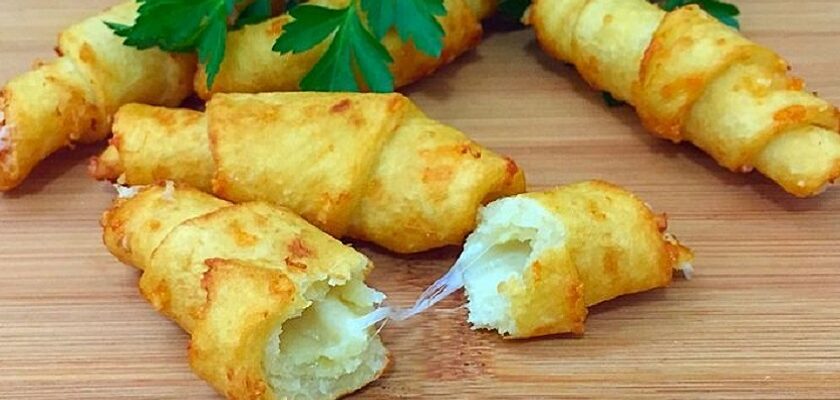Чудесные картофельные рогалики с тягучей начинкой: невероятно простой рецепт