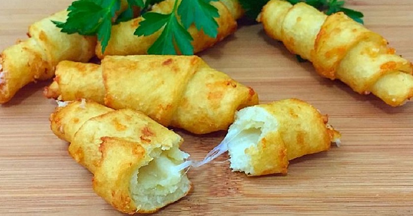 Чудесные картофельные рогалики с тягучей начинкой: невероятно простой рецепт