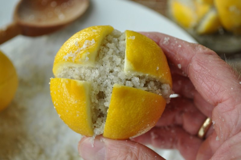 Зачем засыпать солью разрезанные накрест лимоны