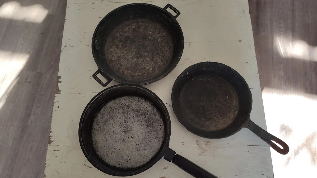 Как очистить сковороду от нагара с помощью простого песка