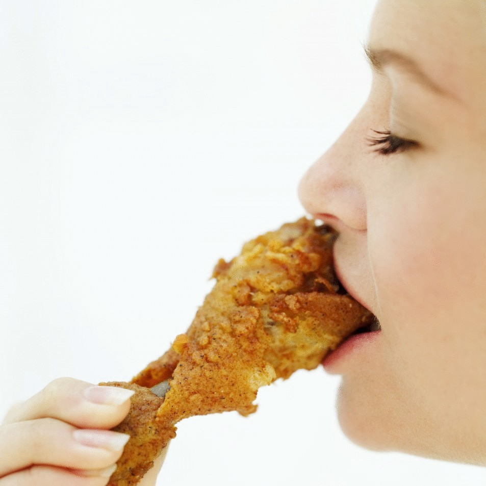 Сонник вкусно есть. Человек ест жареную курицу. Девушка ест курицу.