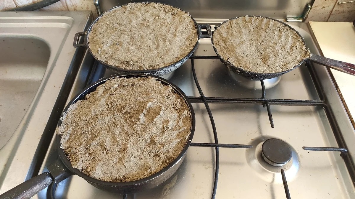 Как очистить сковороду от нагара с помощью простого песка