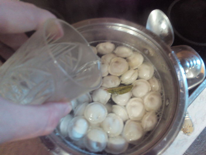 Как «правильно» варить пельмешки, и почему нужно добавлять в процессе стакан холодной воды
