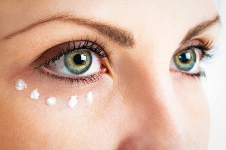 Как оживить кожу вокруг глаз? 7 проверенных способов