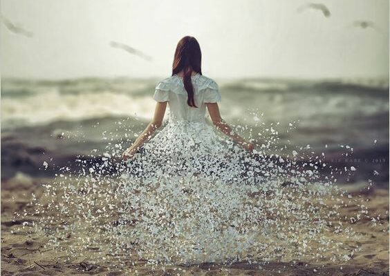 Вот почему она не пишет первой, хотя думает о тебе каждый день